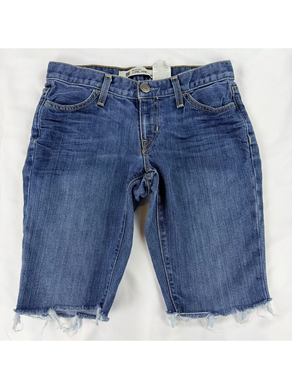 GAP Long and Lean Womens Cutoff Bermuda Denim Shorts Blue Raw Hem 2007 Y2K Look